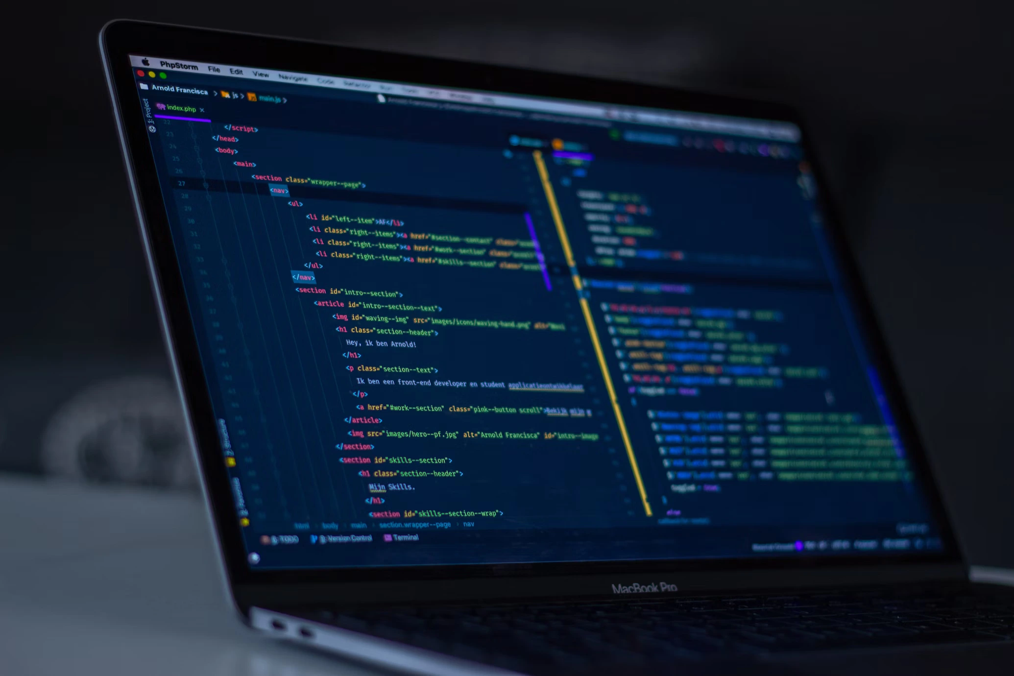 Tela de computador exibindo código de programação